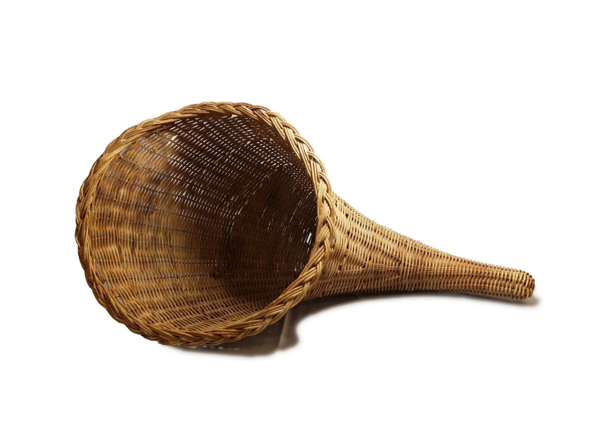 קערה ארוגה מעץ עם פתח רחב