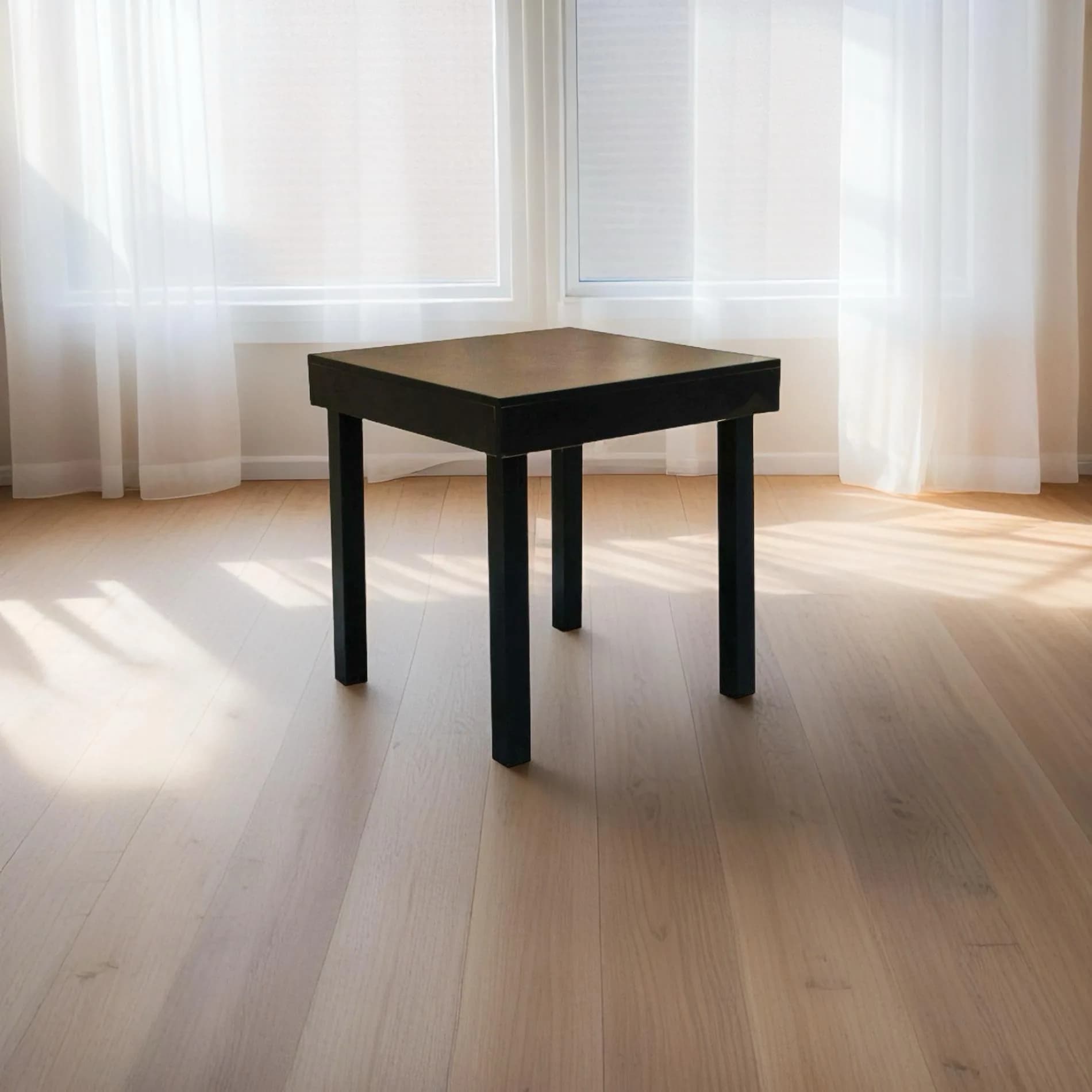 שולחן צד מרובע שחור להשכרה לאירועים ולעיצוב פינות ישיבה