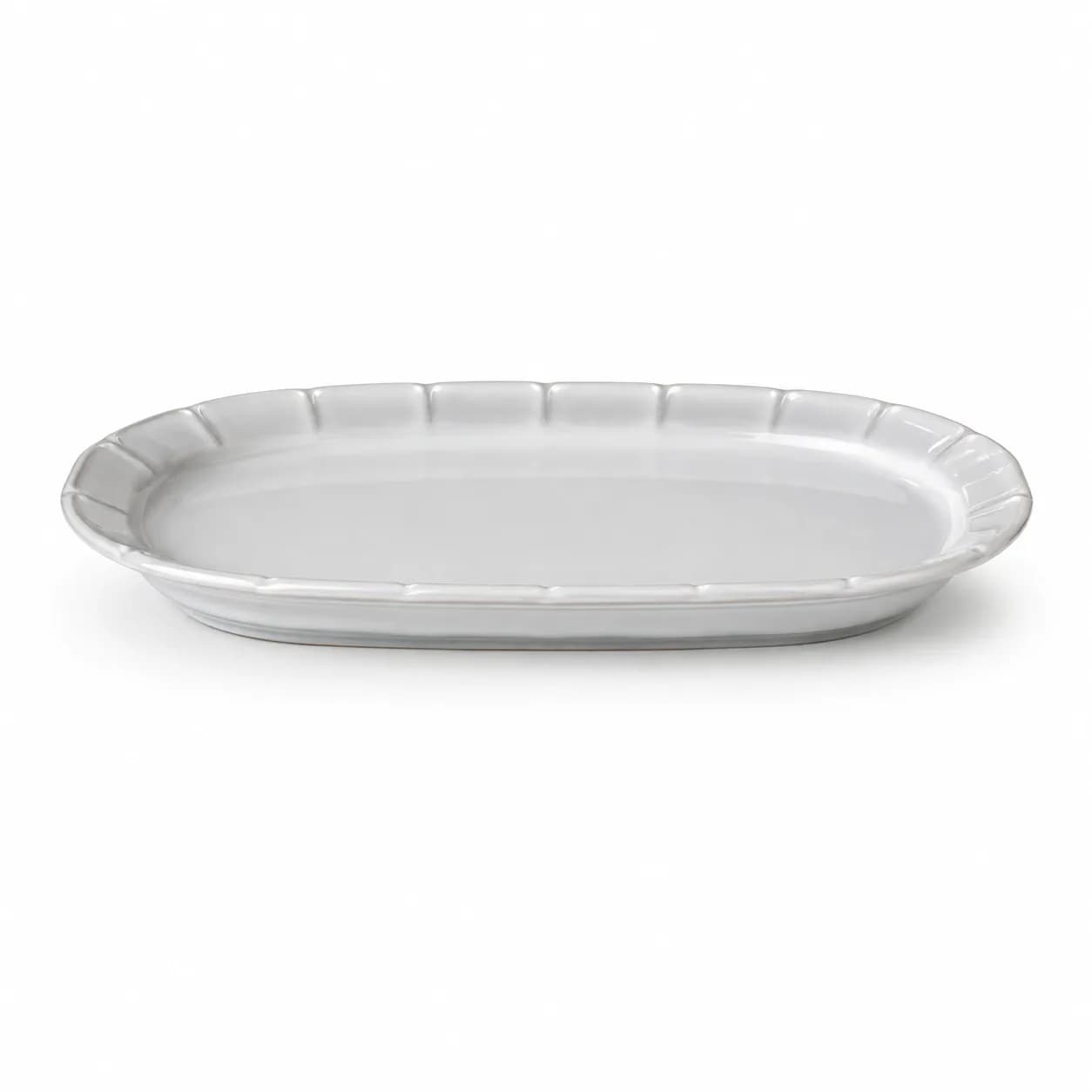 פרחים ונגיסת תפוז על שולחן