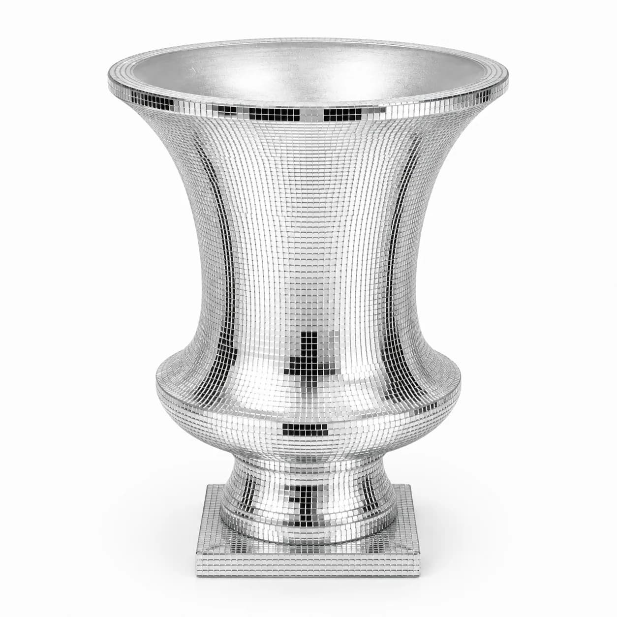 vase מעוצב עם פרחים לבנים בשטח פתוח לקראת אירוע
